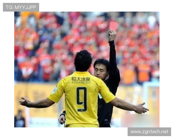 助理裁判举旗判罚时机，如何准确把握越位与犯规界限？