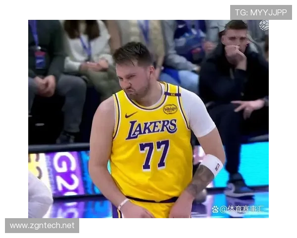 东契奇居然穿着几百块的外套去训练，真跟篮球天才画风不符啊！